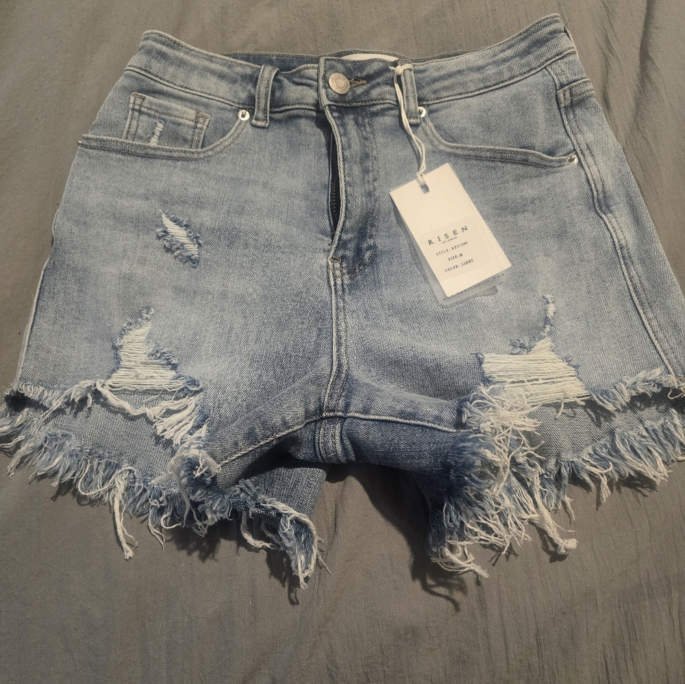 Risen high waisted raw hem shorts
